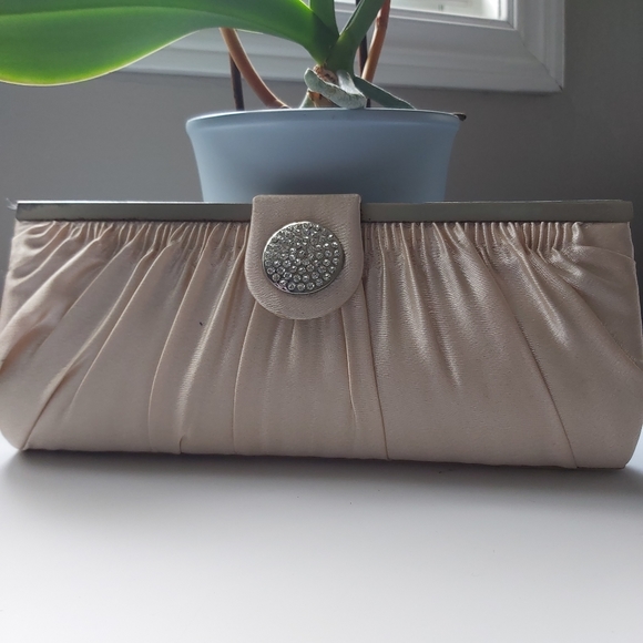 Beige clutch with shiny crystal clip on clasp, 9.5"×4.3" - Picture 4 of 8